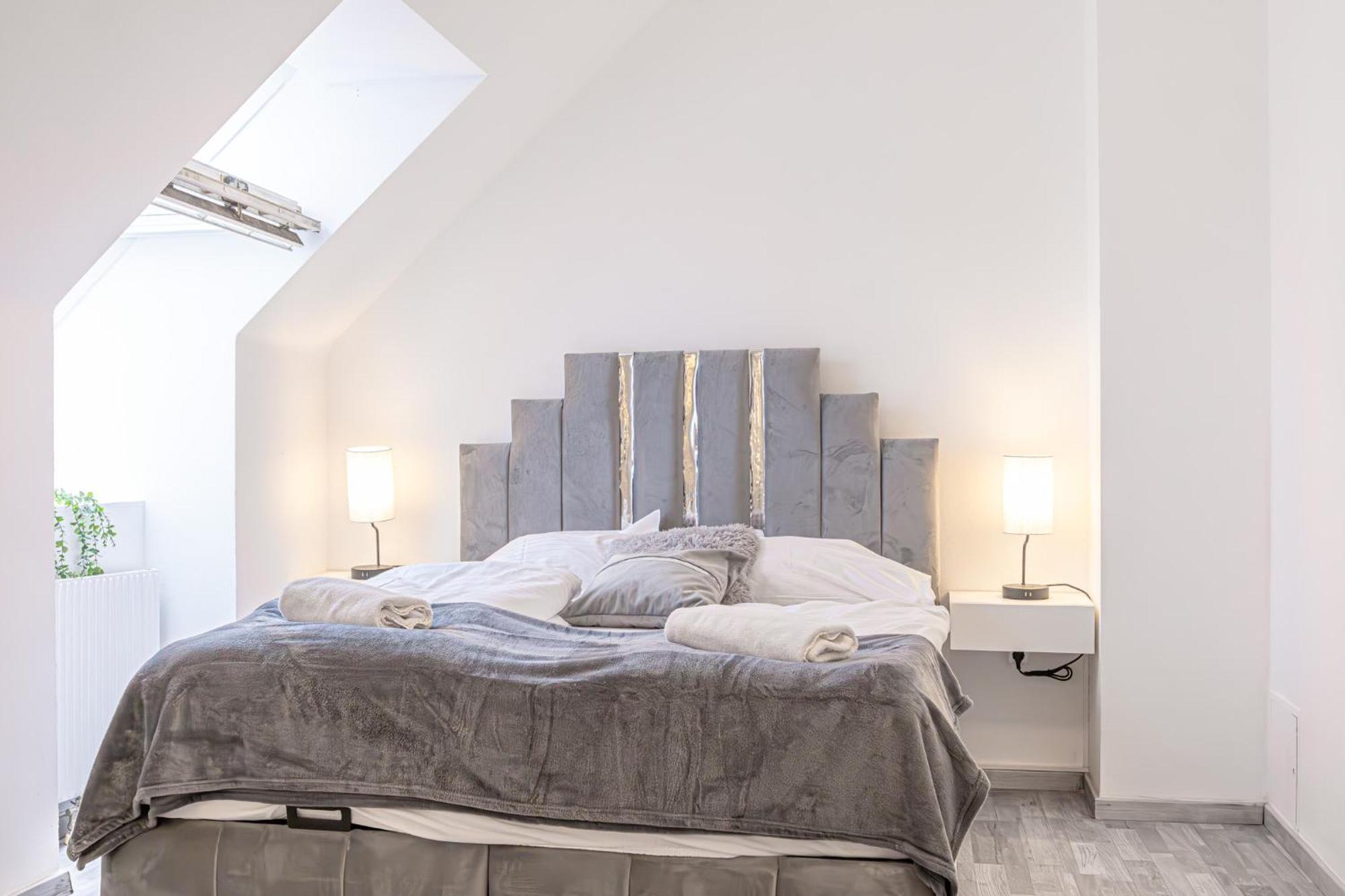Lovely 2 Bedroom 1 Lr In Heart Of Appartement Wenen
